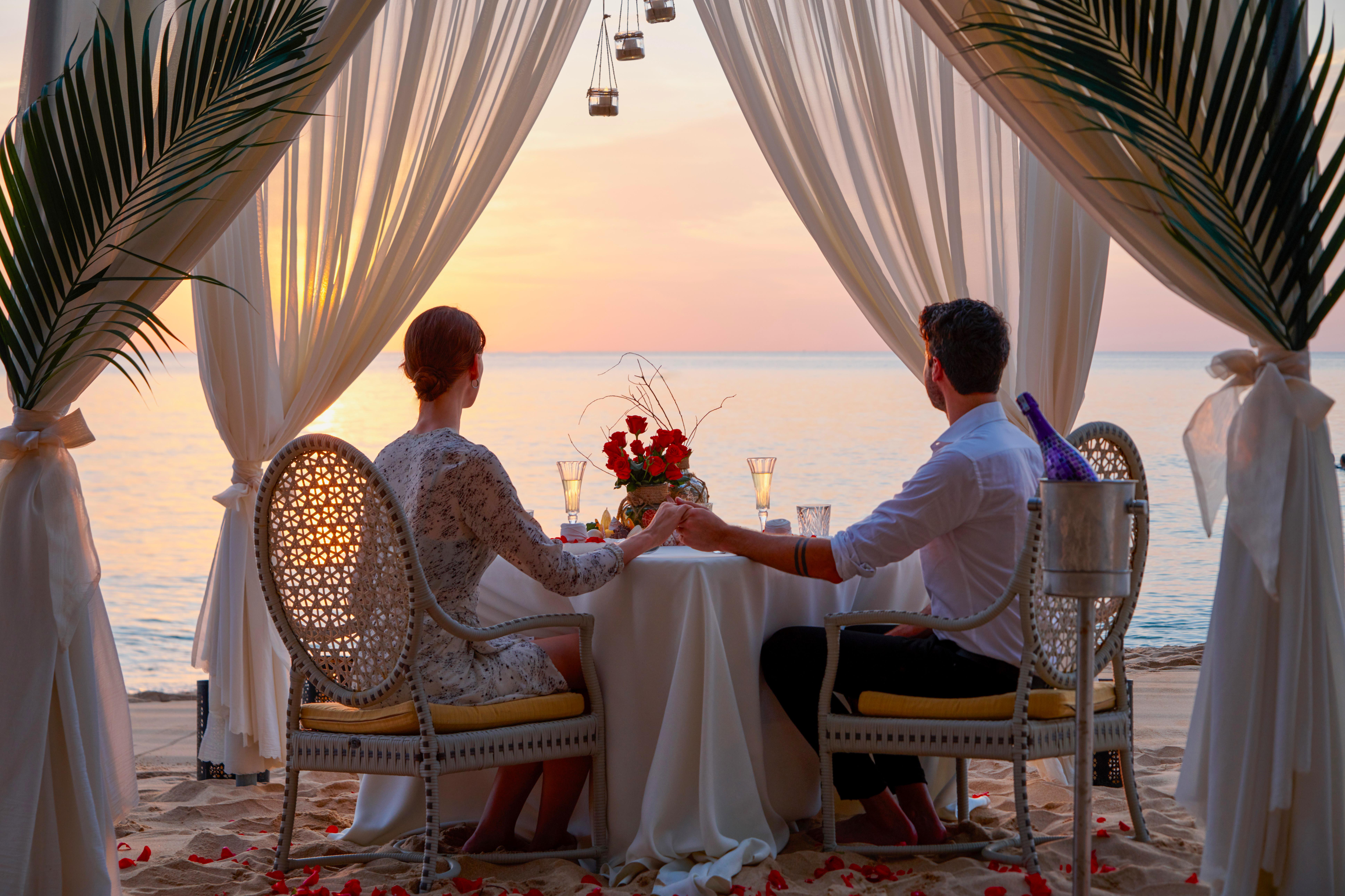 Salinda Resort Phu Quoc - Sparkling Wine Breakfast Екстер'єр фото A couple dining at a resort